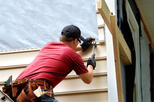 How Do You Decide Between Siding Repair or Replacement?