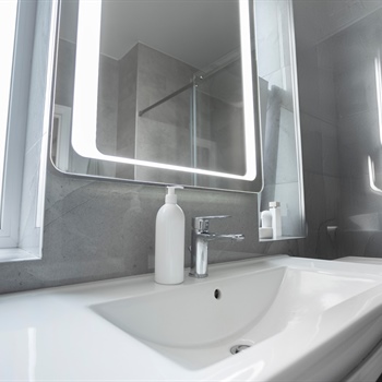 Maximize Small Bathroom Space: Storage, Fixtures & Design Tips