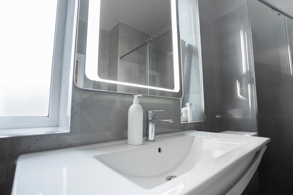 Maximize Small Bathroom Space: Storage, Fixtures & Design Tips