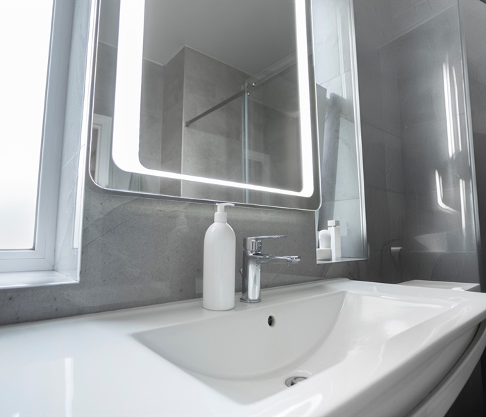 Maximize Small Bathroom Space: Storage, Fixtures & Design Tips