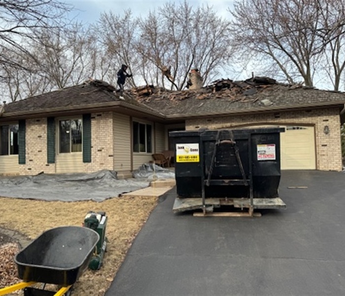 What Should Homeowners Expect During a Roof Replacement Project?